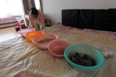 大英楼上漏水，住户失联，小区没物管，业主维权难！律师来支招……